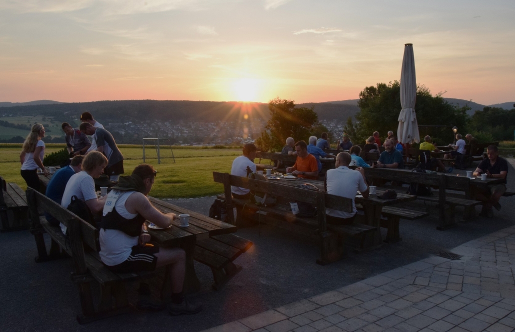 09 0530 Uhr Frühstück für die Marathonis auf der Königs-Alm