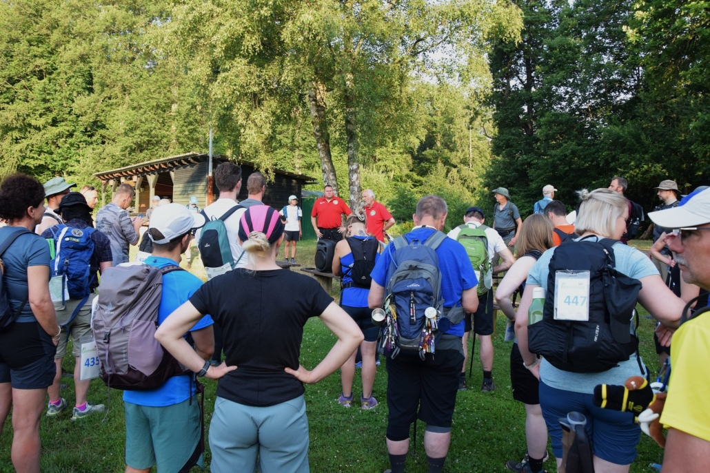 10 Begrüßung der Marathonis auf dem Sportplatz Hasselbach