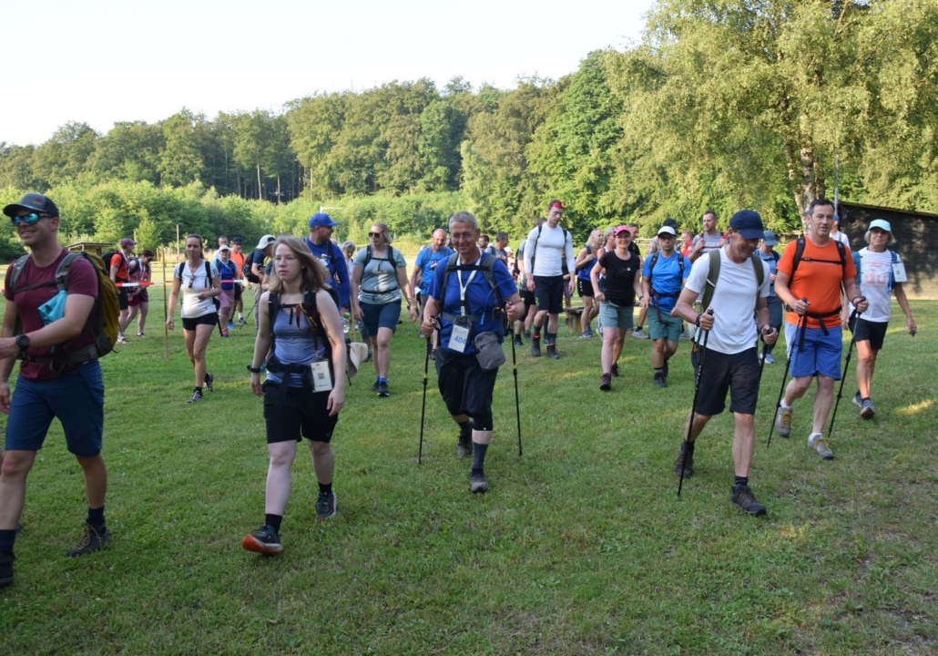 11 Start der Marathonis auf dem Sportplatz Hasselbach
